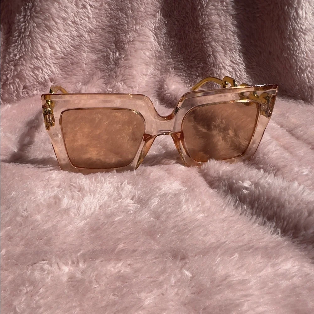 ✨ Rosé All Day Babe Sunglasses – Pink Gold Chainlink Glam - Picture 3 of 4